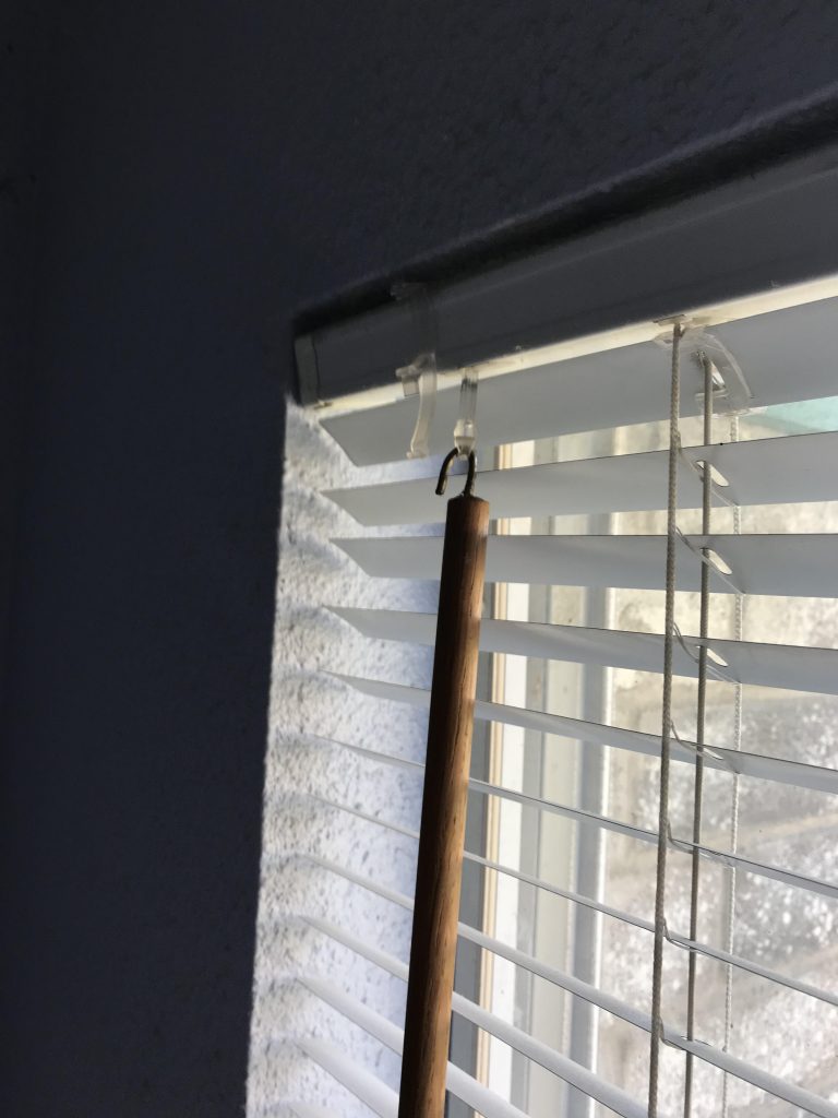Blinds wand with a hook connector