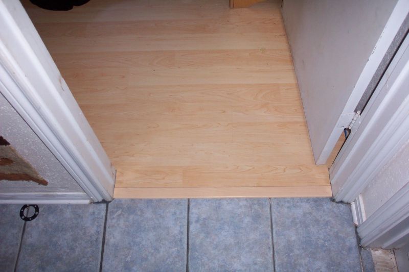 A laminate to tile floor transition